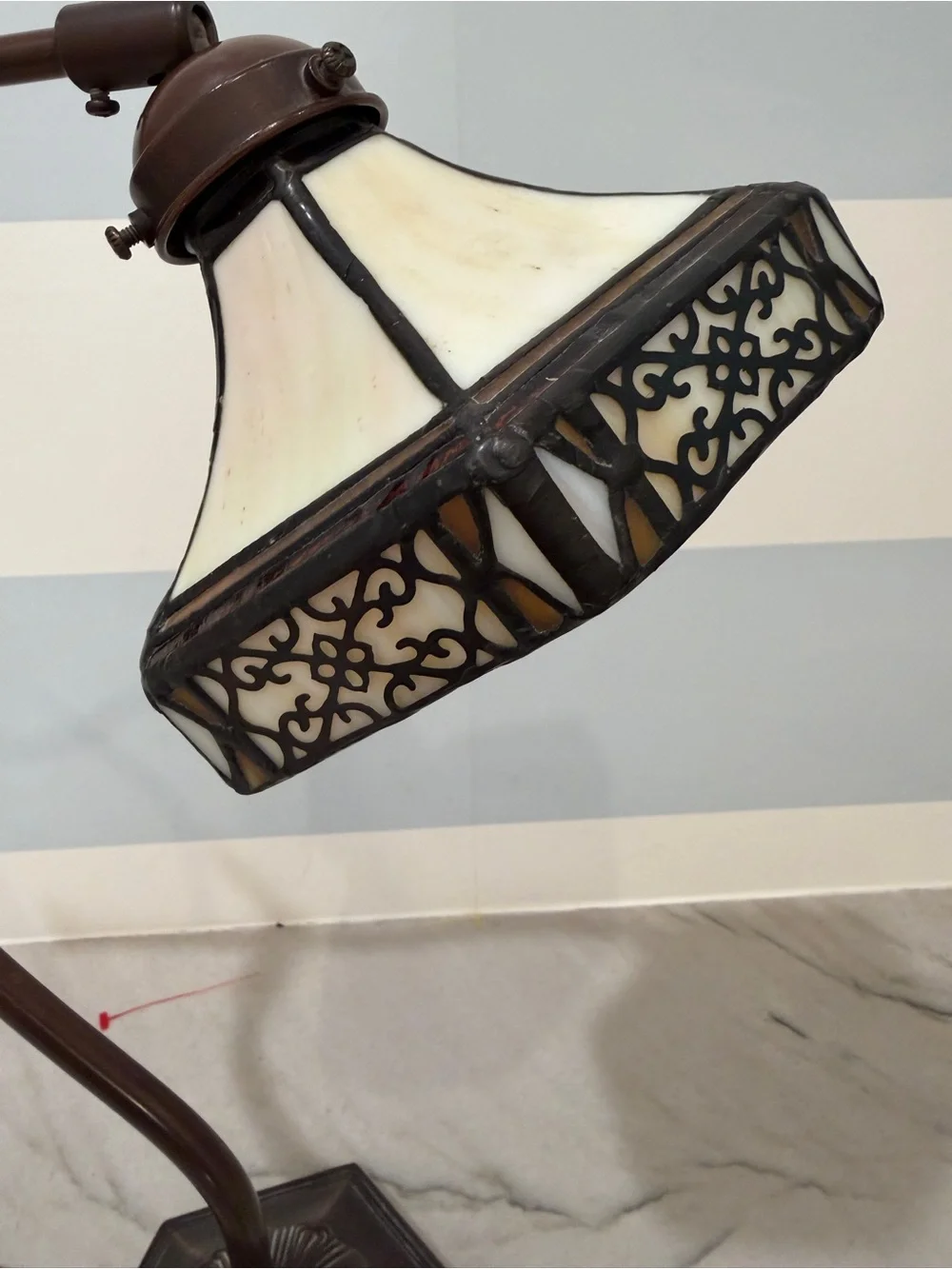 Vintage Ting Shen Tiffany Style Glass Desk Lamp in Cream & Amber